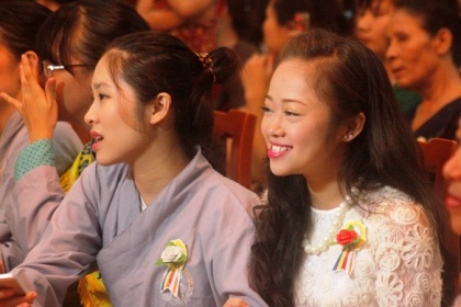 Nhiều bạn trẻ tham dự lễ Vu Lan báo hiếu tại chùa Quán Sứ.