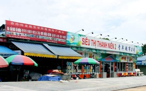 Quảng Ninh ra hạn xử lý “phố Tàu” - 2 Một gian hàng điển hình ở phố Tàu