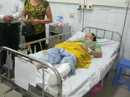 Vợ chồng anh Nguyễn Tiến Đức, chủ tiệm vàng Đức Anh đang phải cấp cứ trong bệnh viện.