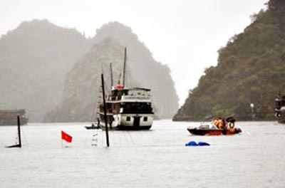 Tìm thấy du khách chết đuối tại Cô Tô - 1 Du khách cần cảnh giác tai nạn khi đi chơi biển ngày mưa gió.