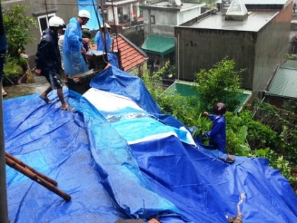 Mưa lớn gây sạt lở, kéo sập hơn chục nhà dân giữa TP Hạ Long - 2 Chính quyền và nhân dân khẩn trước khắc phục sự cố.