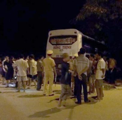 Ảnh tuần qua: Người công nhân vét cống và mức lương 2,6 tỷ đồng - 6 Hiện trường vụ tai nạn hy hữu và nghiêm trọng.