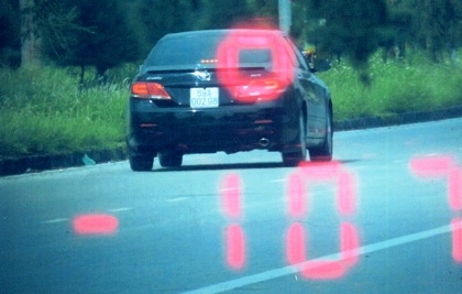 Đi sai đường, hất CSGT lên nắp capô chạy 3km - 1 Chiếc xe ô tô vi phạm