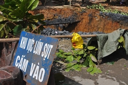 Hàng trăm hộ dân điêu đứng vì “hố tử thần” - 3 Việc sụt lún do