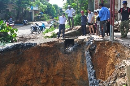 Hàng trăm hộ dân điêu đứng vì “hố tử thần” - 2 Việc sụt lún do