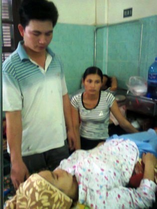 Chị Hoàng Thị Thu đang phải điều trị tại Bệnh viện Bạch Mai.