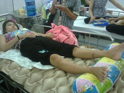 Chị Nguyễn Mỹ Liên cũng bị teo chân sau khi mổ sinh.