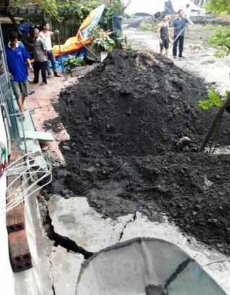 Hàng loạt “hố tử thần” xuất hiện, dân sơ tán khẩn cấp - 2 Nhiều hộ dân phải sơ tán khẩn cấp.