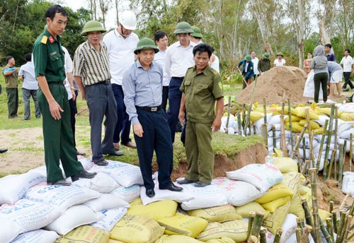Lãnh đạo Quảng Ninh vi hành, giám sát việc phòng chống bão - 1 PCT Quảng Ninh Đặng Huy Hậu đi kiểm tra tình hình phòng chống bão tại TP Móng Cái sáng ngày 14/8.