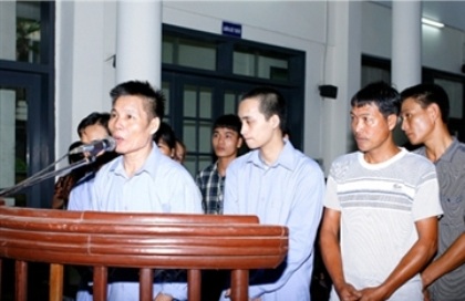Ngăn cản giải tỏa cưỡng chế đất, 17 người lĩnh án tù - 1 Các bị cáo bị tuyên phạt tại tòa.