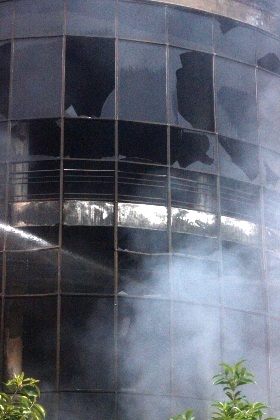 Hoả hoạn tiếp tục bùng phát tại Trung tâm thương mại.