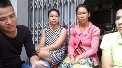 Lửa bùng phát trở lại trung tâm thương mại, hàng trăm tiểu thương vật vã - 9 Thiệt hại ước tính khoảng trên 300 tỷ đồng khiến trên 500 hộ kinh doanh khóc lóc vật vã.