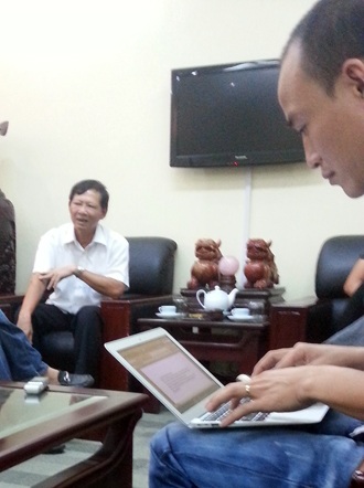 Thành ủy Hà Nội xác minh vụ đại gia đánh nhân viên sân golf - 1 Ông Sơn (bìa trái) trong buổi trao đổi với các phóng viên