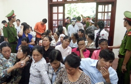Những giây phút căng thẳng tại phiên tòa vụ “quan tài diễu phố” - 2 Những giây phút căng thẳng tại phiên tòa vụ “quan tài diễu phố”