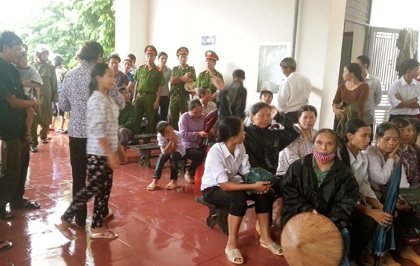 Những giây phút căng thẳng tại phiên tòa vụ “quan tài diễu phố” - 5 Rất nhiều người dân đến toà dự phiên xét xử phải ngồi bên ngoài phòng vì bên trong không còn chỗ