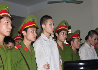 Bị cáo Phùng Mạnh Tuấn (thứ 3 từ trái sang) bị tuyên án tử hình