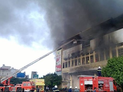 Lực lượng PCCC được huy động tối đa để khống chế ngọn lửa