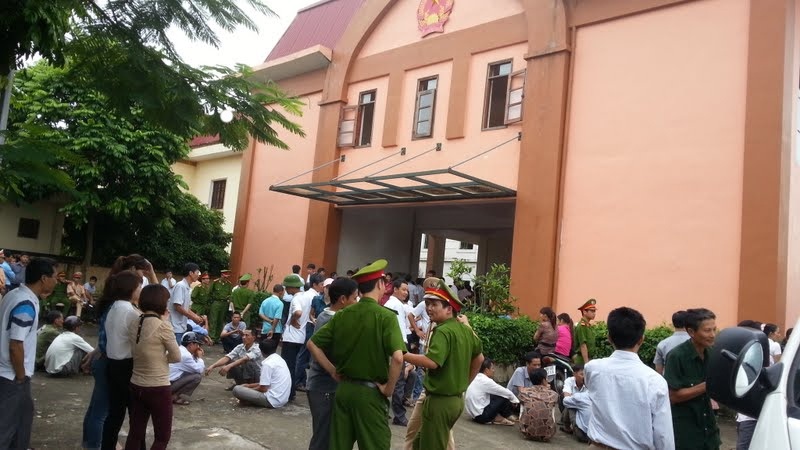 Một án tử hình, 2 án chung thân cho bị cáo vụ “quan tài diễu phố” - 1 Người dân hiếu kỳ tập trung trước sân toà chờ theo dõi diễn tiến phiên xét xử chiều 6/9