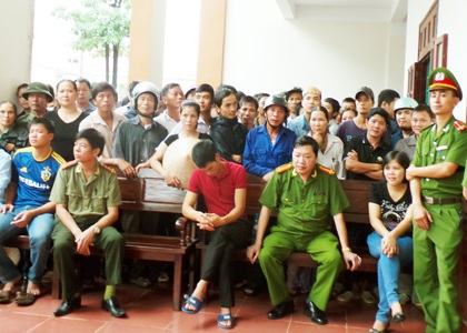 Một án tử hình, 2 án chung thân cho bị cáo vụ “quan tài diễu phố” - 2 Quá nhiều người đến theo dõi phải đứng bên ngoài phòng xét xử nghe xử án qua loa phóng thanh.