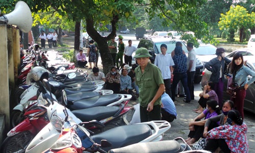 Xét xử vụ lừa đảo khách hàng bảo hiểm lớn nhất miền Bắc - 1 Người dân nghe diễn biến phiên xử từ bên ngoài cổng toà.