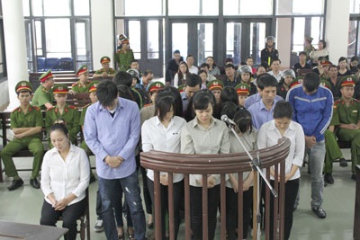 Án chung thân và 221 tỷ đồng tiền phạt dành cho "siêu lừa" bảo hiểm - 2 Các bị cáo trước vành móng ngựa nghe tuyên án