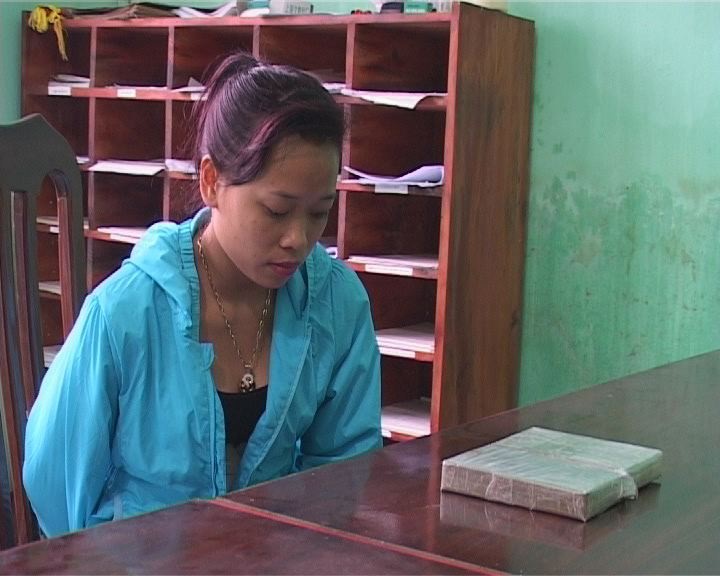 Bắt quả tang 2 kiều nữ sử dụng ô tô vận chuyển 6 bánh heroin - 1 Kiều nữ Nguyễn Thị Huệ bị bắt giữ tại Cơ quan điều tra