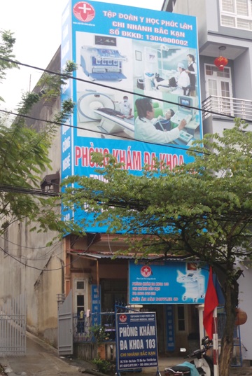 Phòng khám chui mở cửa đón khách dù không được Sở Y tế cấp phép (Ảnh chụp vào lúc 9h30 ngày 29/10).