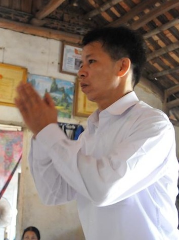 Ông Nguyễn Thanh Chấn thắp hương bái tạ người cha liệt sĩ ngay sau khi được trở về nhà