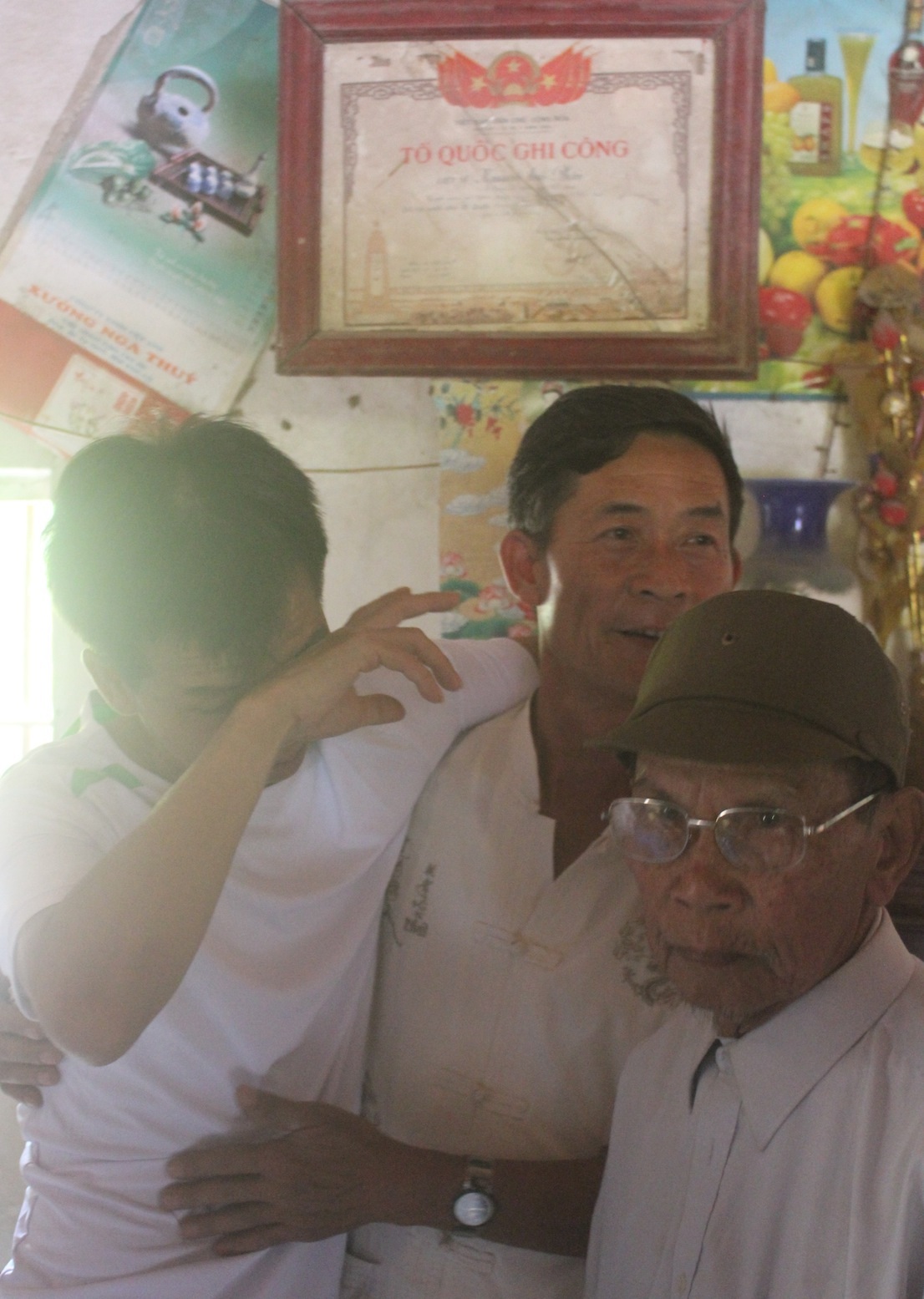 Người đàn ông tuổi ngũ tuần khóc trong vòng tay người thân