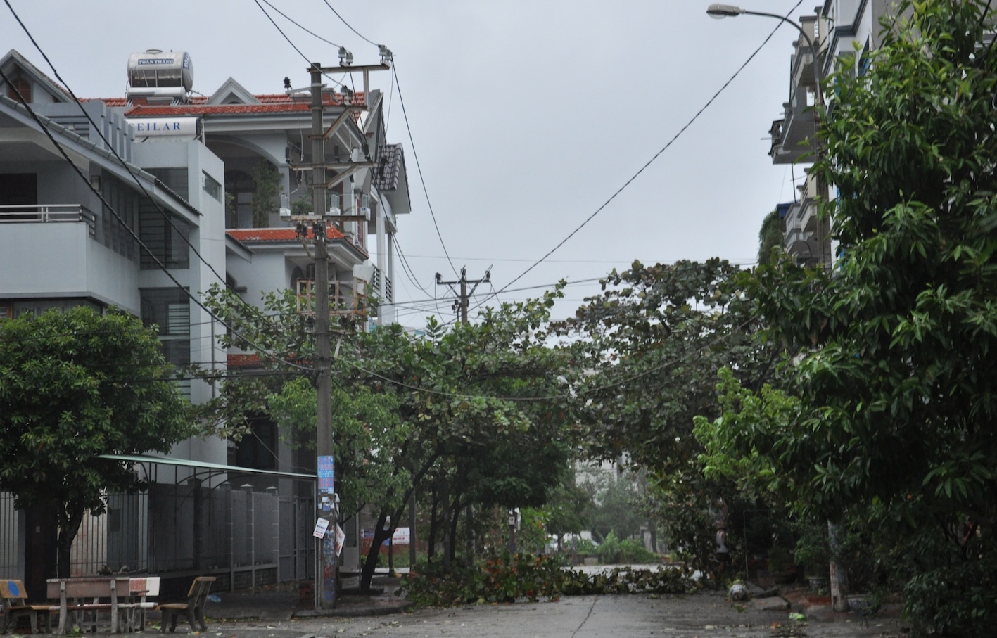 Bão đổ bộ vào Quảng Ninh, chưa có thiệt hại về người - 3 TP Hạ Long, Quảng Ninh sau khi bão Hải Yến đi qua. ( Ảnh: P.H chụp vào lúc hơn 6h sáng 11/11)