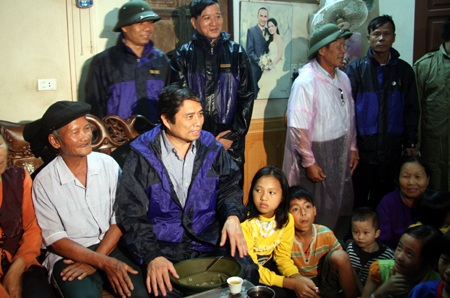 Bão đổ bộ vào Quảng Ninh, chưa có thiệt hại về người - 1 Bão đổ bộ vào Quảng Ninh, chưa có thiệt hại về người