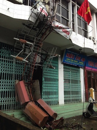 Bão xô đổ cột ăng ten thu phát truyền hình cao 52m - 2 Cột ăng ten thu phát truyền thanh truyền hình TP Uông Bí bị bão Hải Yến đánh sập rạng sáng 11/11