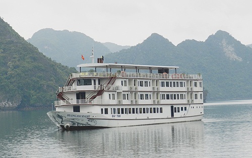 Công bố giá vé tàu phục vụ du khách tham quan Vịnh Hạ Long - 1 Du thuyền trên Vịnh Hạ Long