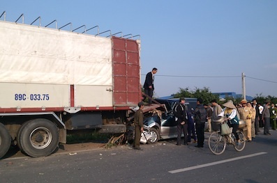Xe 4 chỗ tông xe tải kinh hoàng, 2 người chết thảm - 1 Hiện trường vụ tai nạn nghiêm trọng
