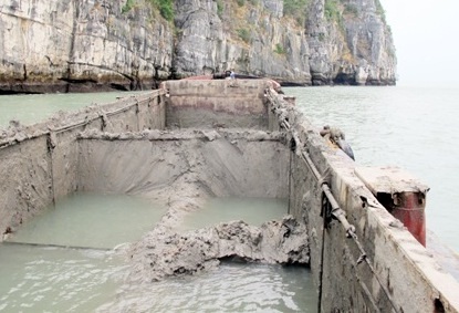 Chiếc tàu chở bùn thải trên Vịnh Hạ Long bị phát hiện, bắt giữ.