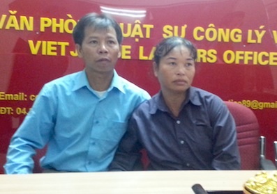Vợ chồng ông Nguyễn Thanh Chấn lên Hà Nội nhờ tư vấn pháp luật (Ảnh chụp sáng 19/11)
