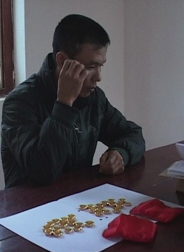 Bắt thủ phạm lấy trộm 12 cây vàng của tình nhân - 1 Thủ phạm Cường và tang vật vụ án tại cơ quan điều tra