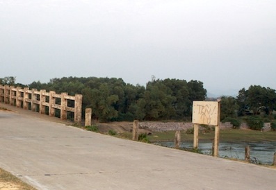 Hiện trường vụ ném xác chồng xuống sông cầu của thị Thưa.