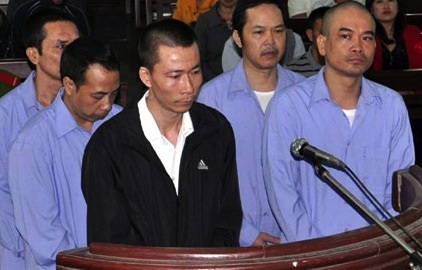 Các bị cáo tại phiên toà ( Ảnh báo Quảng Ninh)