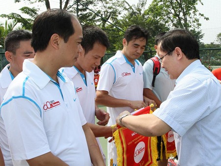 Các tay vợt nhận cờ lưu niệm