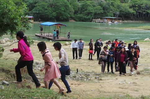 Khách du lịch tìm đến khám phá vẻ đẹp tự nhiên của Thác Bản Giốc