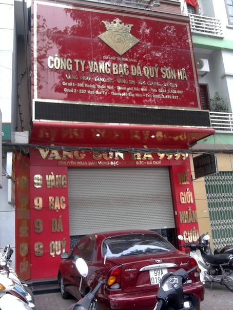 Tiệm vàng bị trộm đột nhập rạng sáng nay - 1 Tiệm vàng Sơn Hà tại TP Bắc Ninh vừa trình báo mất một lượng vàng lớn lên đến trên 1 tỷ đồng.