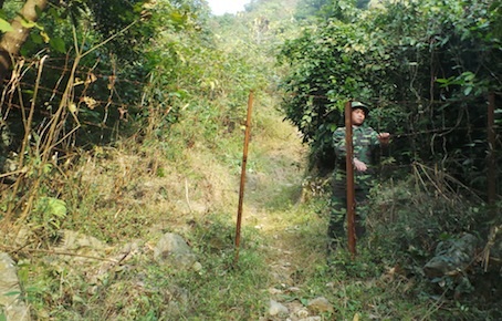 Hàng rào giây thép gai chống vận chuyển hàng lậu được thiết lập tại khu vực Bãi Gianh.