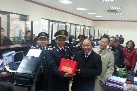 Phó Thủ tướng thị sát việc chống buôn lậu tại Lạng Sơn - 4 Hàng rào giây thép gai chống vận chuyển hàng lậu được thiết lập tại khu vực Bãi Gianh.