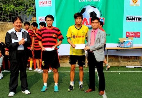 BTC Chụp ảnh lưu niệm với lãnh đội và 2 cầu thủ đạt danh hiệu cá nhân của FC Dân trí tại giải đấu