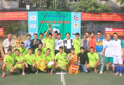 Đội giành cúp vô địch - Tàu Ngầm HC