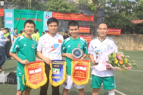 BTC Chụp ảnh lưu niệm với lãnh đội và 2 cầu thủ đạt danh hiệu cá nhân của FC Dân trí tại giải đấu