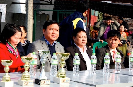 Sôi động cúp bóng đá Tứ hùng Thủ đô - 1 Bộ trưởng Đinh La Thăng - Chủ tịch Danh dự CLB FC Phóng viên tại lễ khai mạc Cúp tứ hùng.