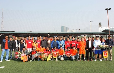 Sôi động cúp bóng đá Tứ hùng Thủ đô - 7 Đội FC Thủ đô đoạt Cúp vô địch chụp ảnh lưu niệm cùng đại biểu, quan khách