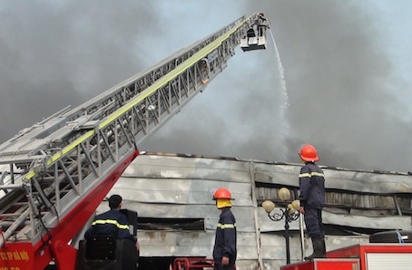 Cứu hoả được huy động thêm từ Hà Nội đến khống chế đám cháy.